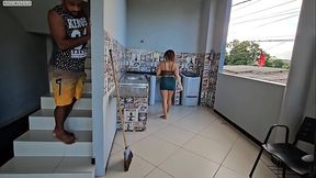 Peguei meu vizinho no flagra roubado minhas calcinhas ver aquilo me deu tanto tesao que deixei ele arronbar meu cuzinho