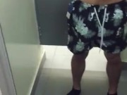 Probándome traje de baño en una tienda de ropa