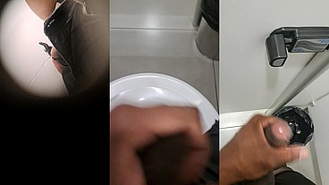 Punhetinha no banheiro público