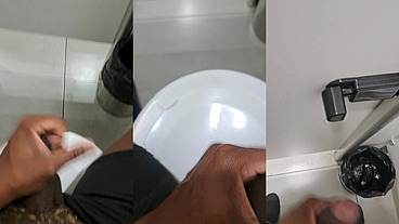 Punhetinha no banheiro público