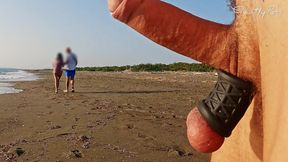 Sluttish girl gets her tight ass fingered and hand-jayed at the beach