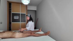 Curvy milf exposes her massive booty in a hotel