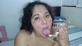 me encanta chupar mis tacones altos soy una chica culona muy caliente