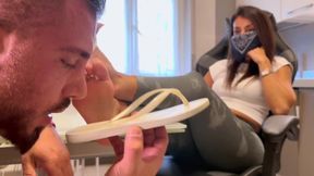 BIG WHITE BULL LICK AND WORSHIP BEATRIZ VEGA'S FEET, FLIPS FLOPS AND HE CUM ON HER FEET