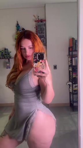Amateur girlfriend shares link to her sultry content in bio