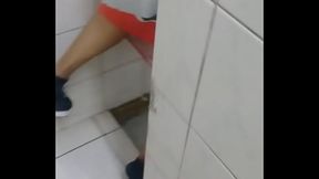 Manoseo a estudiante mientras se ducha