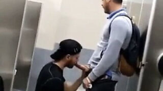 Buitenplezier in het openbaar met interraciale amateurs die enorme piemels strelen, zuigen en anaal seks hebben.