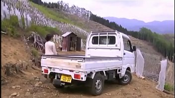 หญิงสาวเข้าชมคนรักและเพศสัมพันธ์ในห้องน้ำ