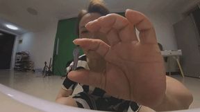 VR360 MOMO plays with the dwarf losers