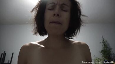 Milf suce sa bite couverte de sa propre giclée et supplie pour plus comme une salope sale