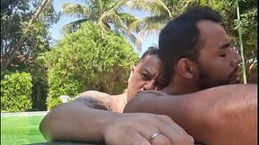 Macho jogando no celular e levando rola dentro da piscina do pr&eacute_dio.