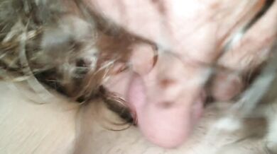 Papa likt zijn meisje. Zijn meisje trekt hem af. Ze pijpt hem. Papa neukt haar en spuit in haar kut.