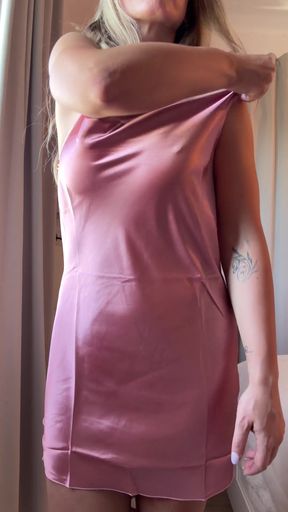 Mature amateur MILF goes solo