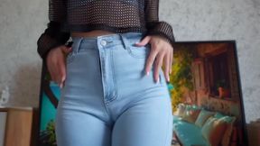 Curvy solo babe with a perfect huge booty twerks and dances in jeans
