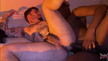 Fazendo amor com carinho sob luz romântica