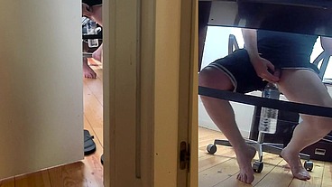 guy couldn't leave his desk and had to pee in a bottle - full version