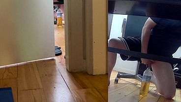 guy couldn't leave his desk and had to pee in a bottle - full version