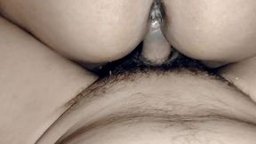 mujer latina madre soltera se deja sacar la leche mientras mama la verga