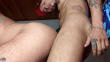 Ese culote rebotando y pujando,apenas pa' darle buena lengua y verga