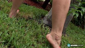 Chavon Taylor Bares Her Legs, Soles and Pussy Outdoors