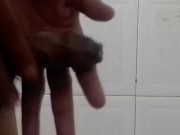 Me la jalo en un baño público