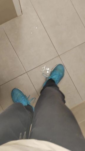 White, Skinny Boy Risky Handsfree Cumshout in Gym