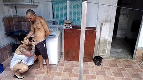 Enquanto cunhada coloca roupa na corda , cunhado tarado se masturba e acaba fudendo a buceta grande dela