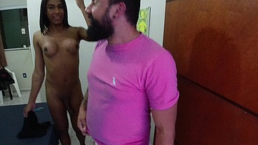 Trenzinho da Putaria: Trans de Pau Grande Fode Minha Mulher enquanto eu encheo cu da boneca de porra