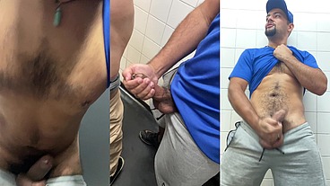 FUI NO BANHEIRO MIJAR ACABEI FODENDO COM OS MACHOS QUE ESTAVAM LÁ.