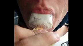 Novinho safado chupando o picol&eacute_ at&eacute_ o talo mal sabia ele que estava sendo filmado, e caiu na net #caiunozap