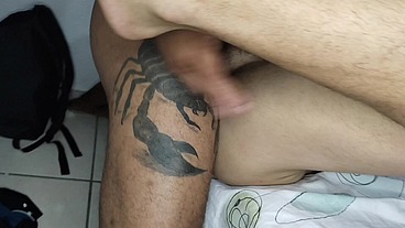 BRANQUINHO LEVOU LEITADA NO RABO DEPOIS DE SER MACETADO POR DOIS MACHOS PAUZUDOS