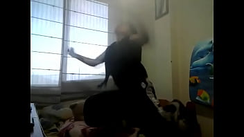 Uke canosito baila sensualmente con bolsa en la cabeza y penetra peluche.