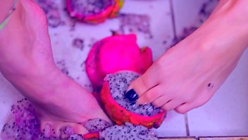 Putinha lambuzada dos p&eacute_s &agrave_ buceta, brincando com frutas e leite condensado, gozando at&eacute_ se mijar (MESSY FETISH, FOOT CRUSHING &amp_ SQUIRT) - Bia Romanxxx