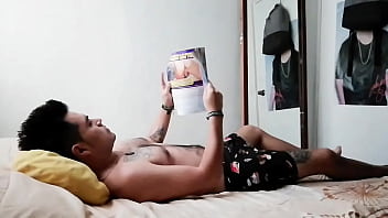 Joven skater disfruta de una espont&aacute_nea eyaculaci&oacute_n al ver una revista gay 2