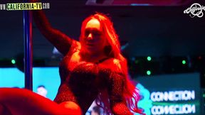 ”The sexy blonde goes to a men's club in the city of São Paulo a stripteaser.”