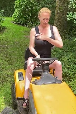 You Must See This! Mowing the Lawn While Sucking Dick with Sluttyshanna