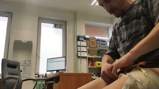Kinganalbitch gets a private fisting from a well-hung doctor on webcam