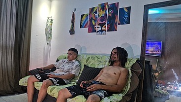 Dois homens fodendo o cuzinho da Sofie Lollipop