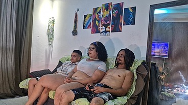 Dois homens fodendo o cuzinho da Sofie Lollipop