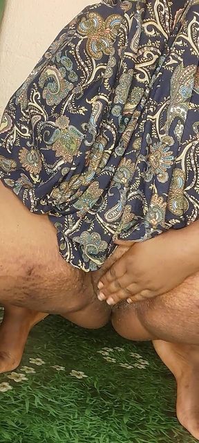 Arabian Mom Trying to Squirt in Her Bedroom