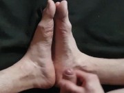 Ragazzo gioca col suo cazzo e piedi e sborra full video