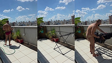 Regando as plantas e estendendo roupa peladão
