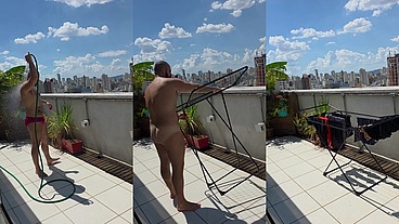 Regando as plantas e estendendo roupa peladão