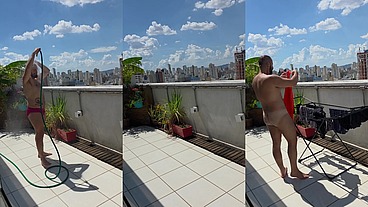 Regando as plantas e estendendo roupa peladão
