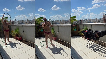 Regando as plantas e estendendo roupa peladão