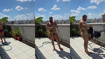 Regando as plantas e estendendo roupa peladão