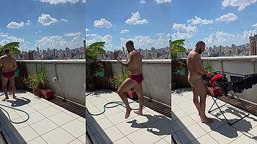 Regando as plantas e estendendo roupa peladão
