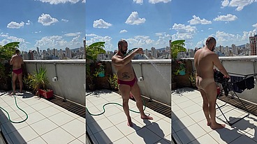Regando as plantas e estendendo roupa peladão