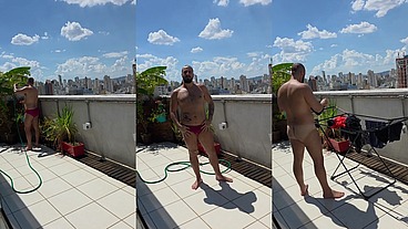 Regando as plantas e estendendo roupa peladão