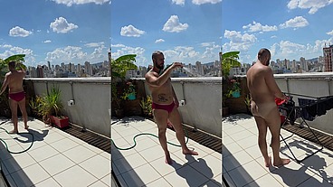 Regando as plantas e estendendo roupa peladão